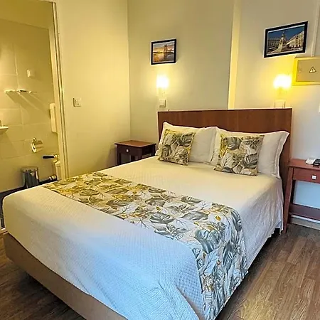 Residencial Camoes Bed & Breakfast 2*