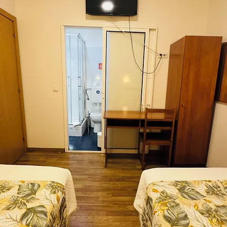 Residencial Camoes Bed & Breakfast 2*