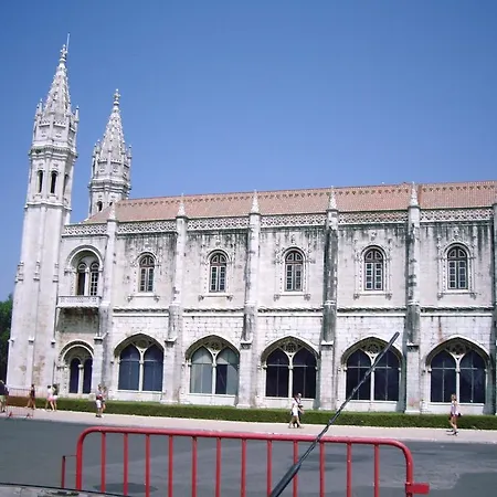 Residencial Camoes Bed and Breakfast 2*