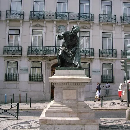 Residencial Camoes Bed & Breakfast 2*