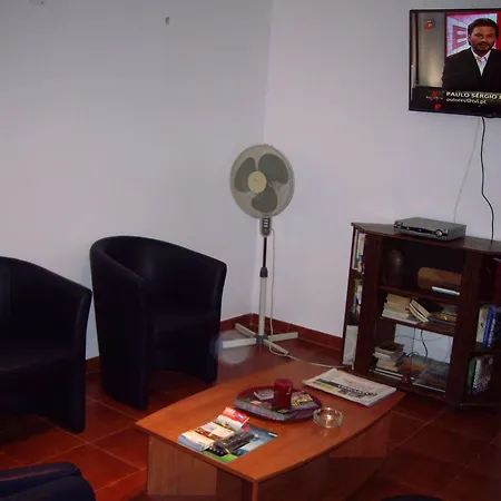 Residencial Camoes فندق مبيت وإفطار 2*