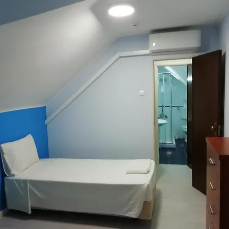 Residencial Camoes Bed & Breakfast 2*